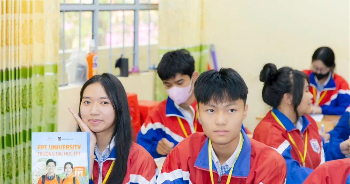 Học sinh Bảo Lâm tìm hiểu hỗ trợ học phí đại học